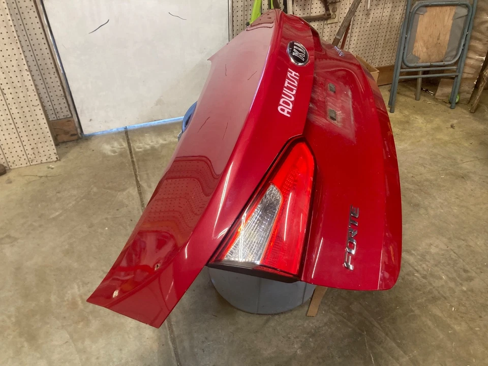 Tapa de maletero Kia Forte 2014 - rojo, con lentes y molduras Foto 2 de 4