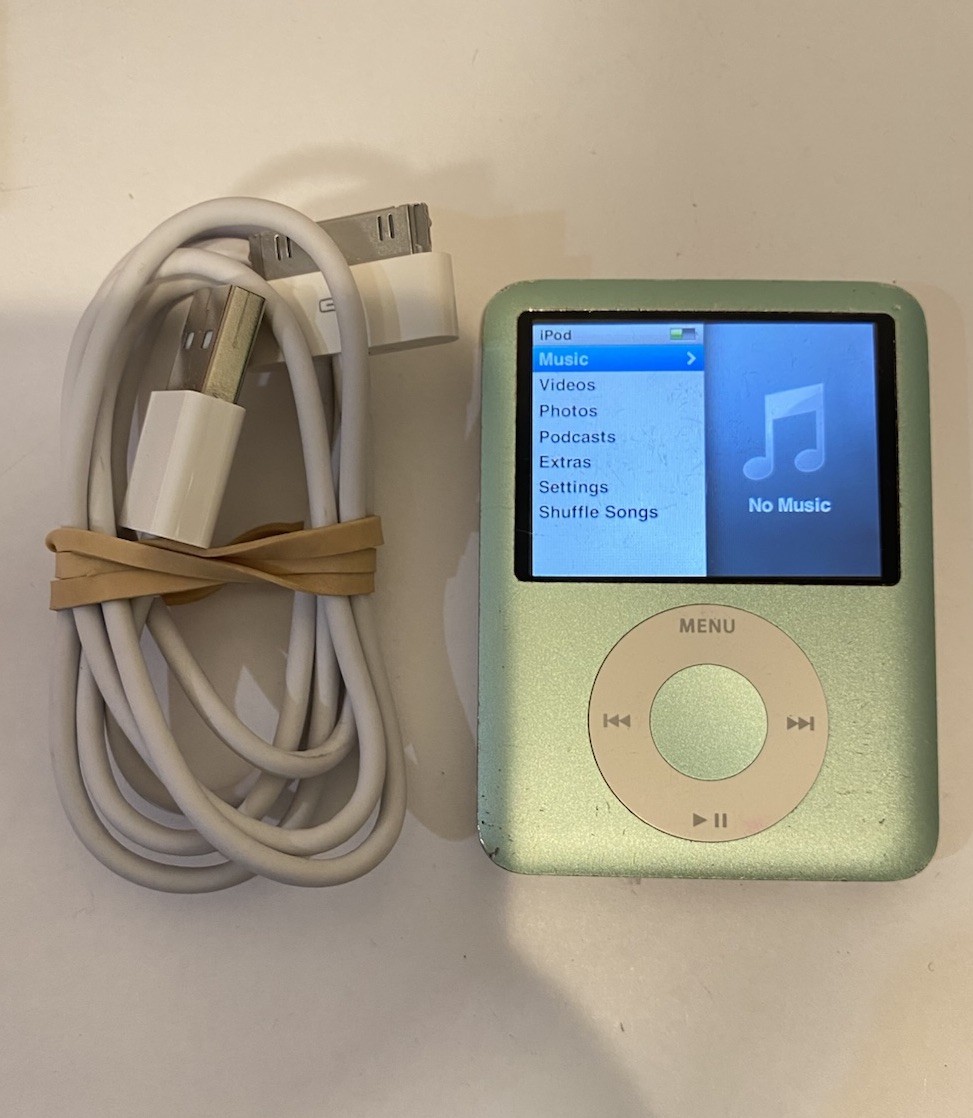 Apple iPod Nano 3rd Generation 8GB - Light Green - Lock Button