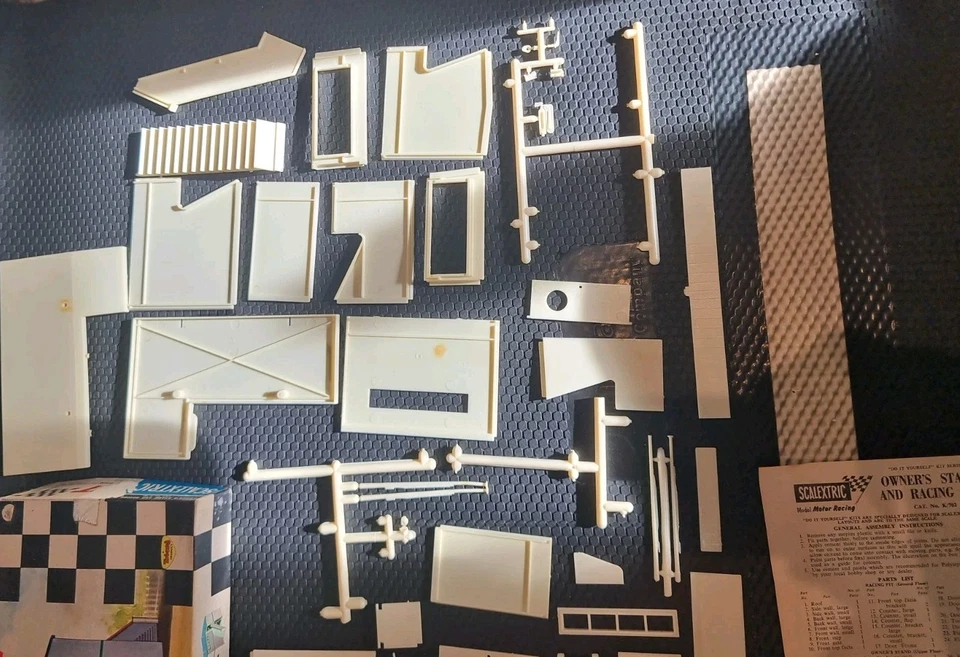 Kit Scalextric K-702 Propiedades Soporte y Carreras Pit Building COMPLETO sin hacer en caja - Imagen 4 de 4