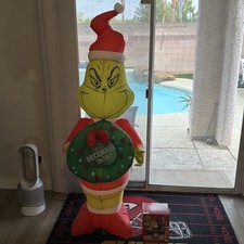 Gemmy 5.5' THE GRINCH HOLDING CHRISTMAS WREATH Airblown Inflatable 2021
