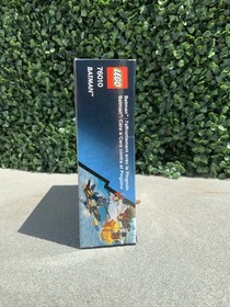 Lego DC Comic Super Heroes- Batman The Penguin Face off (76010)- New- Ships Fast