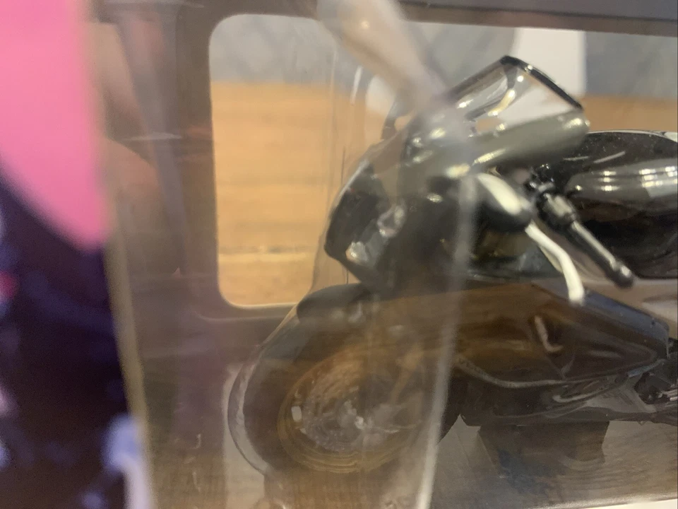 Welly 1-18 Diecast Aprilia RSV 1000 R Factory  - Image 3 of 4