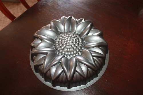 Nordic Ware Sunflower Bundt Cake Pan Mold Cast 10 Cup Aluminum Baking