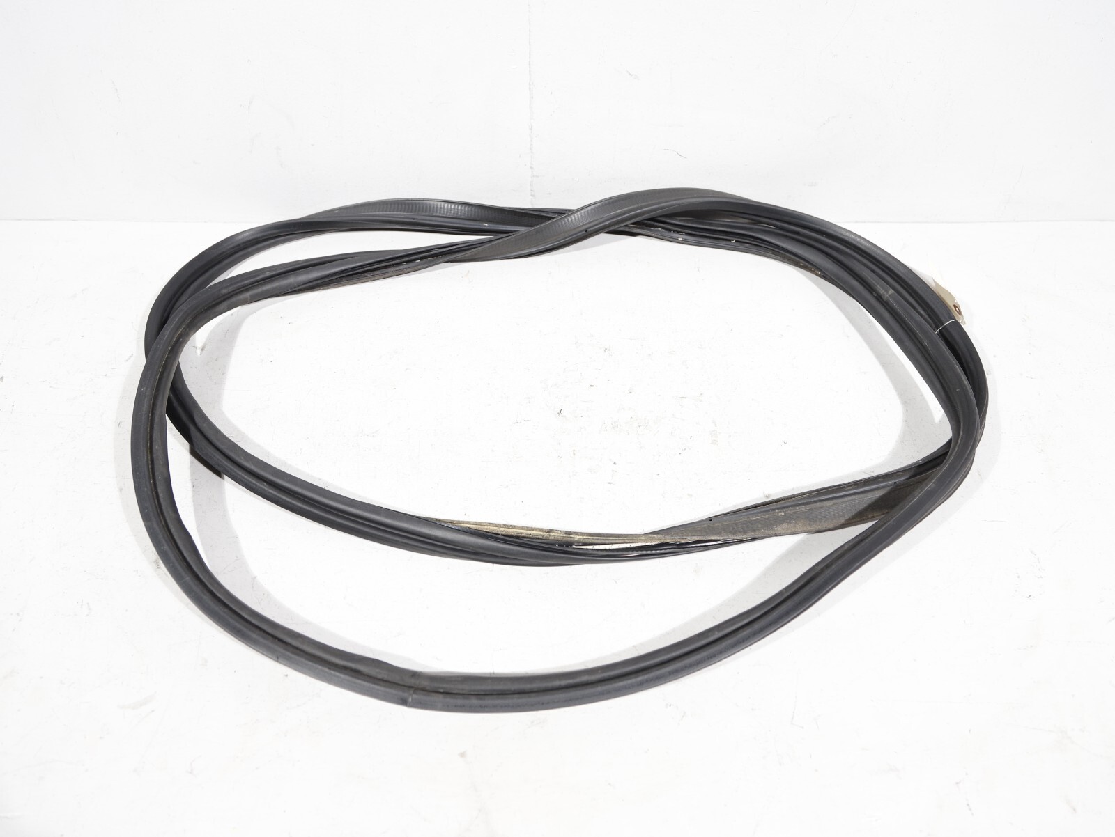 17-20 MASERATI LEVANTE TAILGATE LIFTGATE BACK DOOR BODY WEATHERSTRIP SEAL OEM