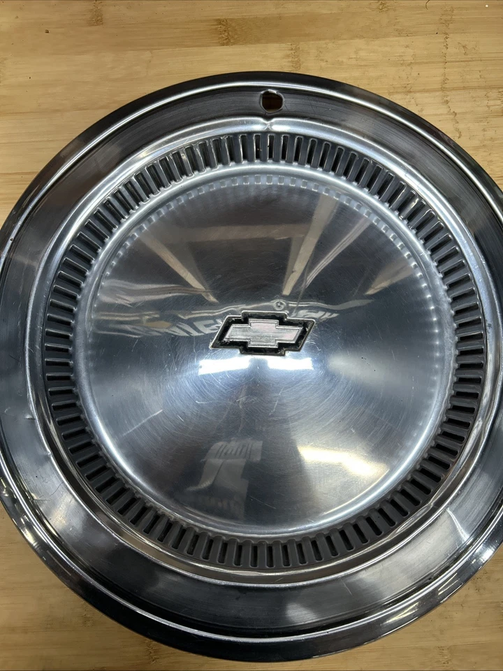 Chevrolet Impala, Chevelle Malibu: 1975, tapacubos de fábrica de 15 pulgadas Foto 2 de 4