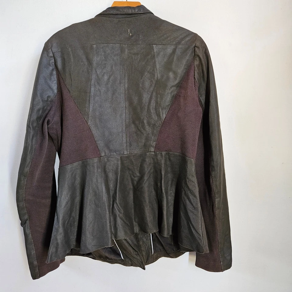 Jaqueta de Moto Elie Tahari Couro de Cordeiro Cinza Escuro Tamanho M Feminina Motociclista Grunge - Imagem 2 de 4