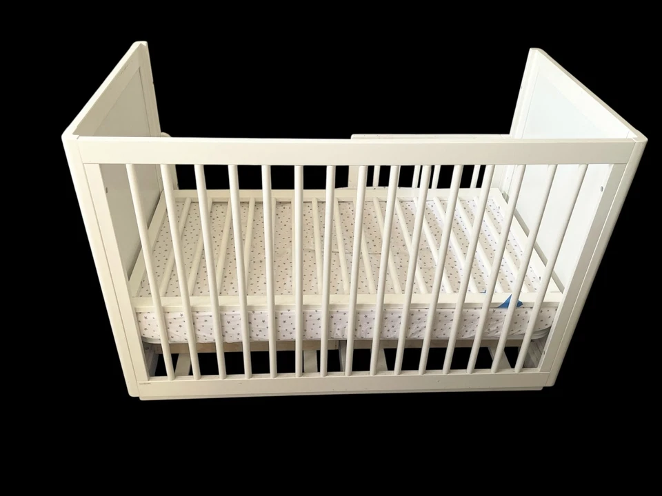 Cuna convertible blanca para bebé niño cama lateral ajustable Foto 2 de 4