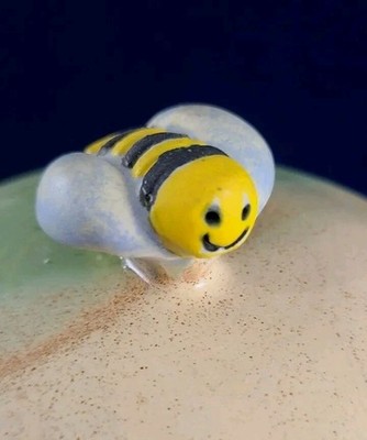 Gianna Studio Art Pottery Ceramic Honey Pot w/ Lid & Stir Happy BUMBLEBEE HANDLE