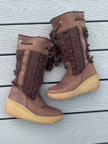 JUICY COUTURE Sz 7 Snow Bunny Wedge Boots PomPom Sweater Suede Brown Charms - 第 1/9 張圖片