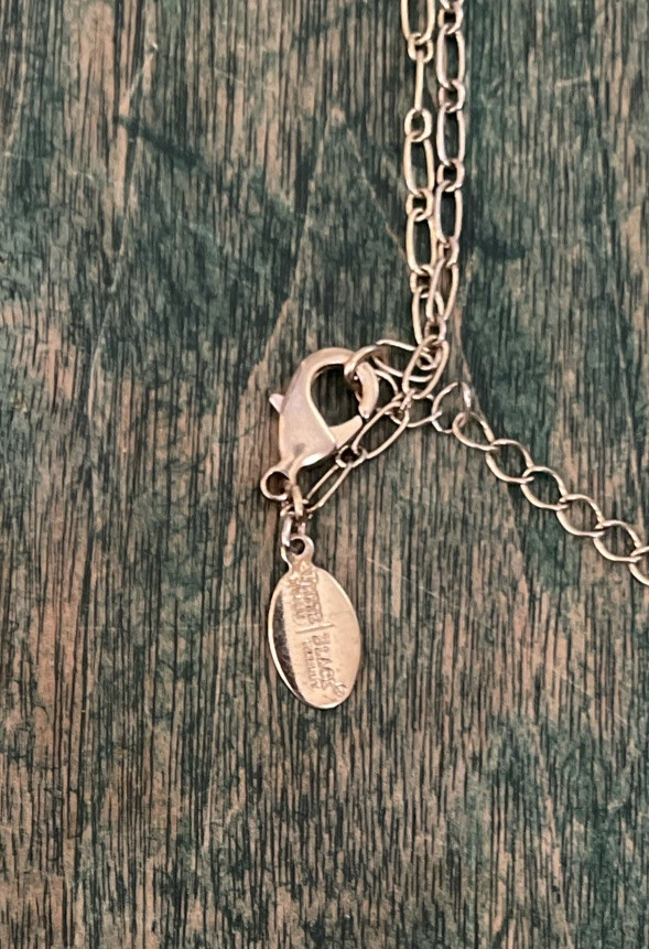 "Collar Casa Blanca Mercado Negro 34-36"" Cadena Tono Oro con Colgante Redondo de 2"""  Foto 3 de 4