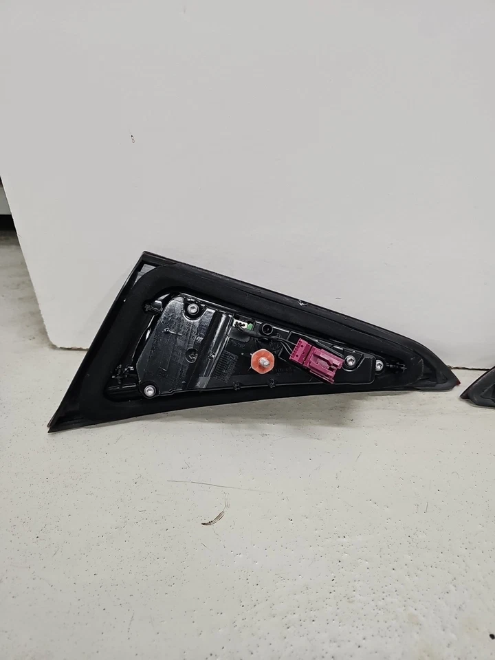 Luces traseras LED OEM 2019-2023 Mercedes-Benz CLS TAPA MALETERO INTERIOR Foto 4 de 4