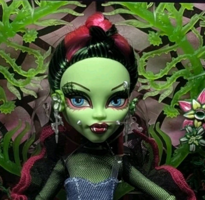 2025 Monster High Skullector Fang Club Venus McFlytrap Doll NIB Imperfect Box