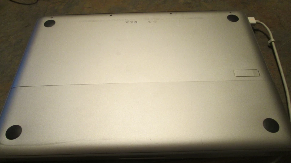 Apple MacBook Pro 13.3" Intel Core 2 Duo 2.0GHZ/ 2GB RAM/160GB HDD Model:A1278 - Image 3 of 4