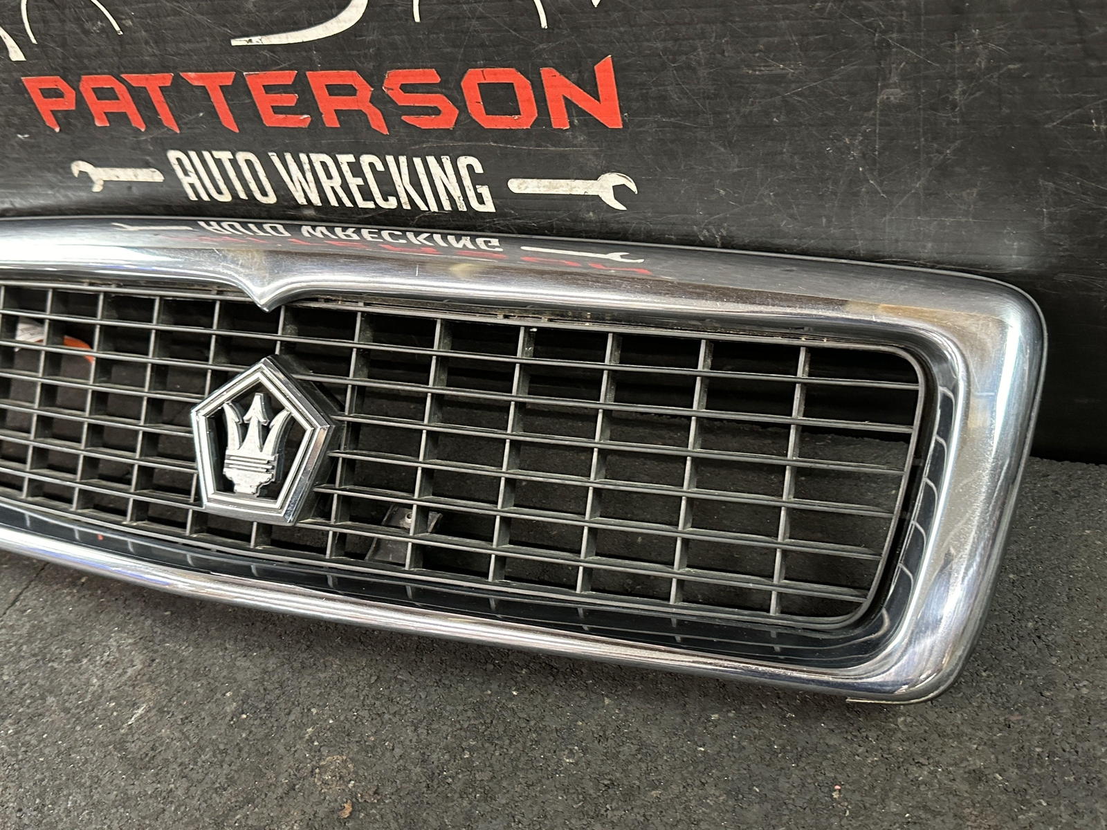 89-91 CHRYSLER TC MASERATI FRONT CENTER GRILL GRILLE