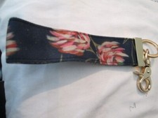 FLORAL GOLD TONE KEYRING