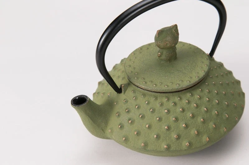 Iwachu Nambu Tekki Cast Iron Teapot 320ml Hello Kitty Gold Young Grass Green - Image 2 of 3