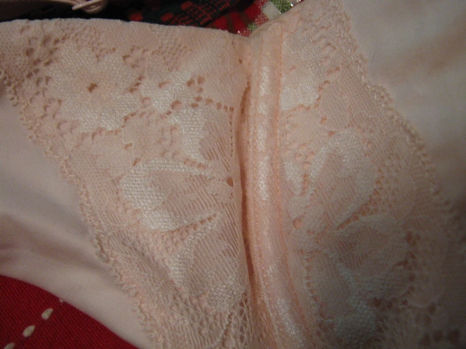 3 Victoria Secret Bras 38DDD & 38DD - Image 2 of 4