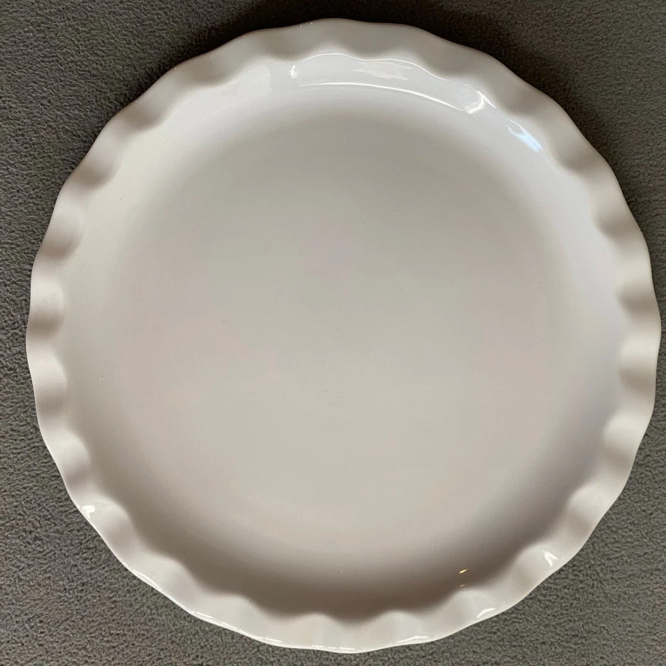 Plato de exhibición francés Emile Henry France 6133 plato de tarta blanco estriado con volantes redondo Foto 2 de 4