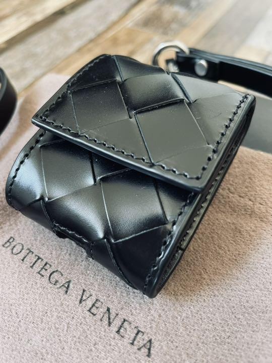 「BOTTEGA VENETA」Black Leather airpods Bottega Veneta Black Intrecciato Leather AirPods Case with