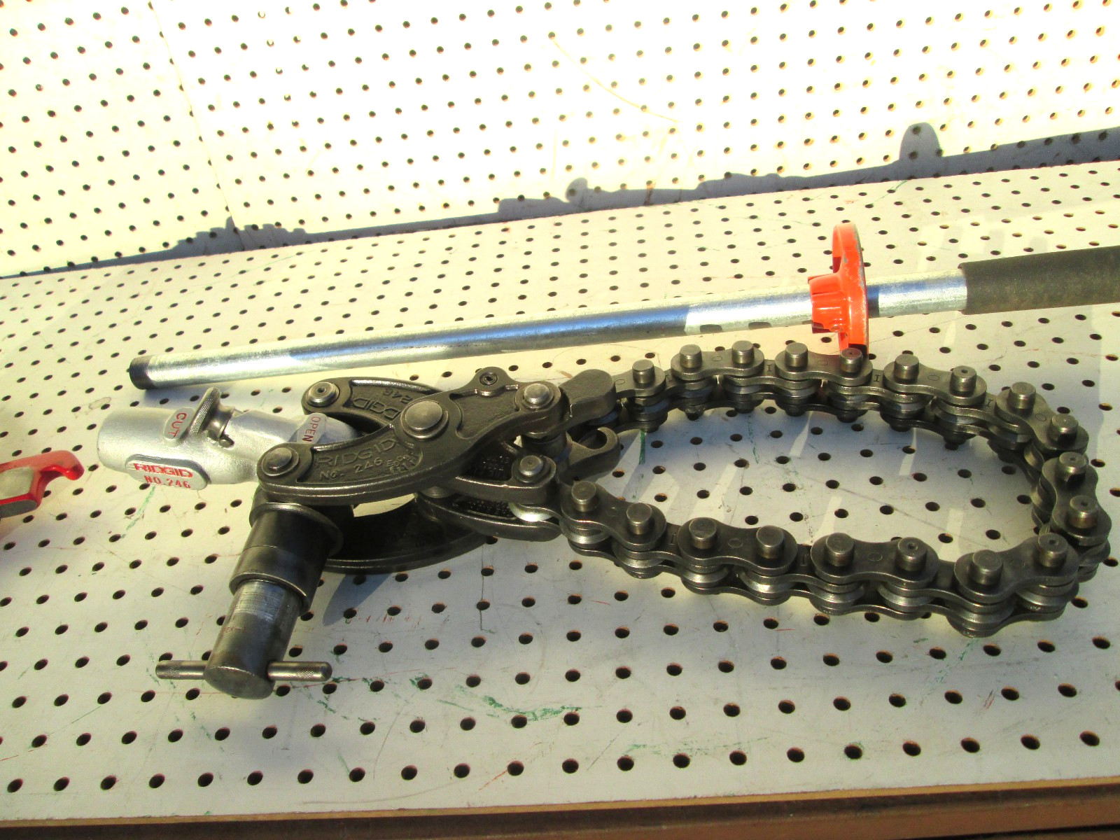 RIDIGID 246 SOIL PIPE CUTTER IT CUTS PIPE FROM 1-1/2 TO 6" PLUS