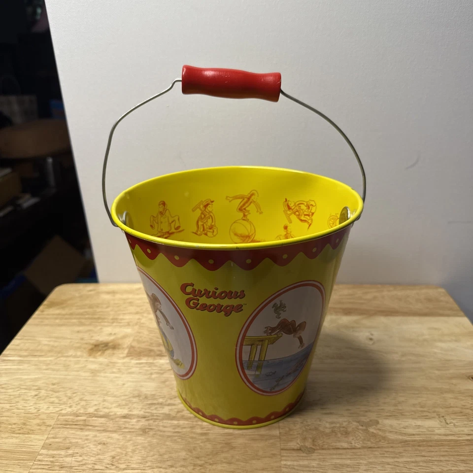 Винтажное оловянное ведро с песком Curious George Schylling с красной деревянной ручкой высотой 7 дюймов - Изображение 3 из 4