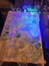 Große Sammlung Uranglas: 32 Teile – Handbemalte Kanne, gravierte Gläser & Schale