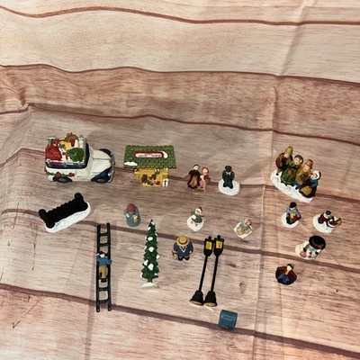 GRANDEUR NOEL VILLA NOEL  COLLECTIBLE FIGURINES 18-PIECE SET CREATE A CHRISTMAS