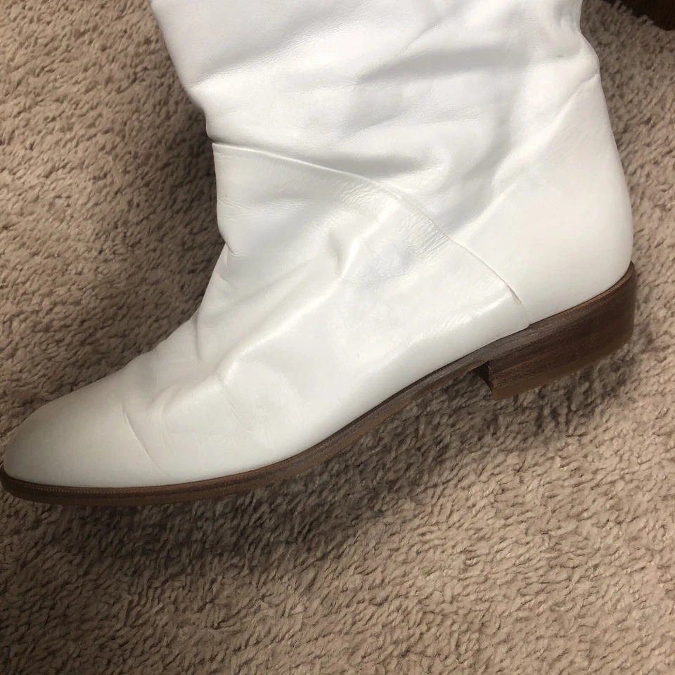 Charles Jourdan Made in Italy Low heel ￼Size 7 12 White Boots With real fur trim Foto 4 de 4