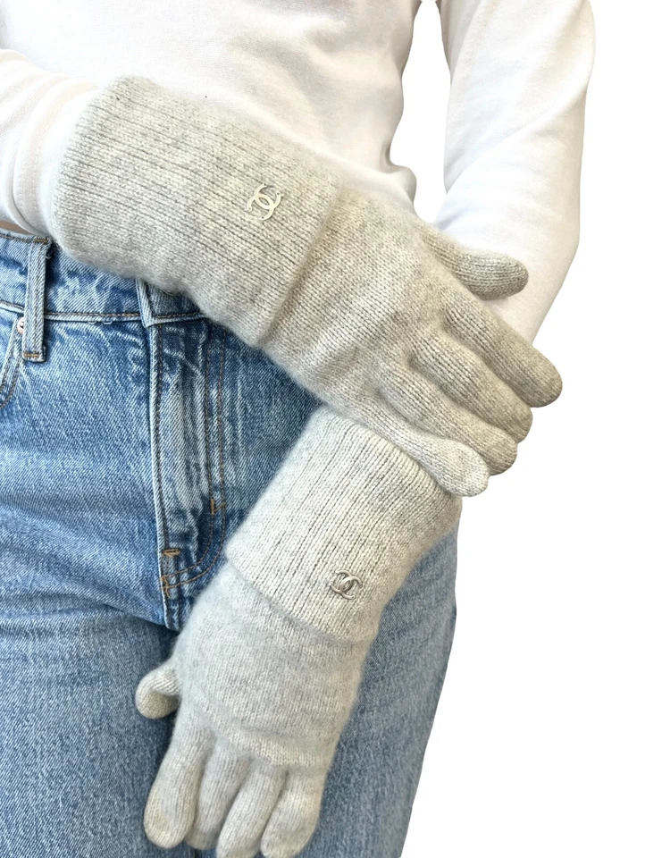 Guantes tejidos de cachemir con logotipo marca CC de colección Chanel accesorio gris plata Foto 4 de 4