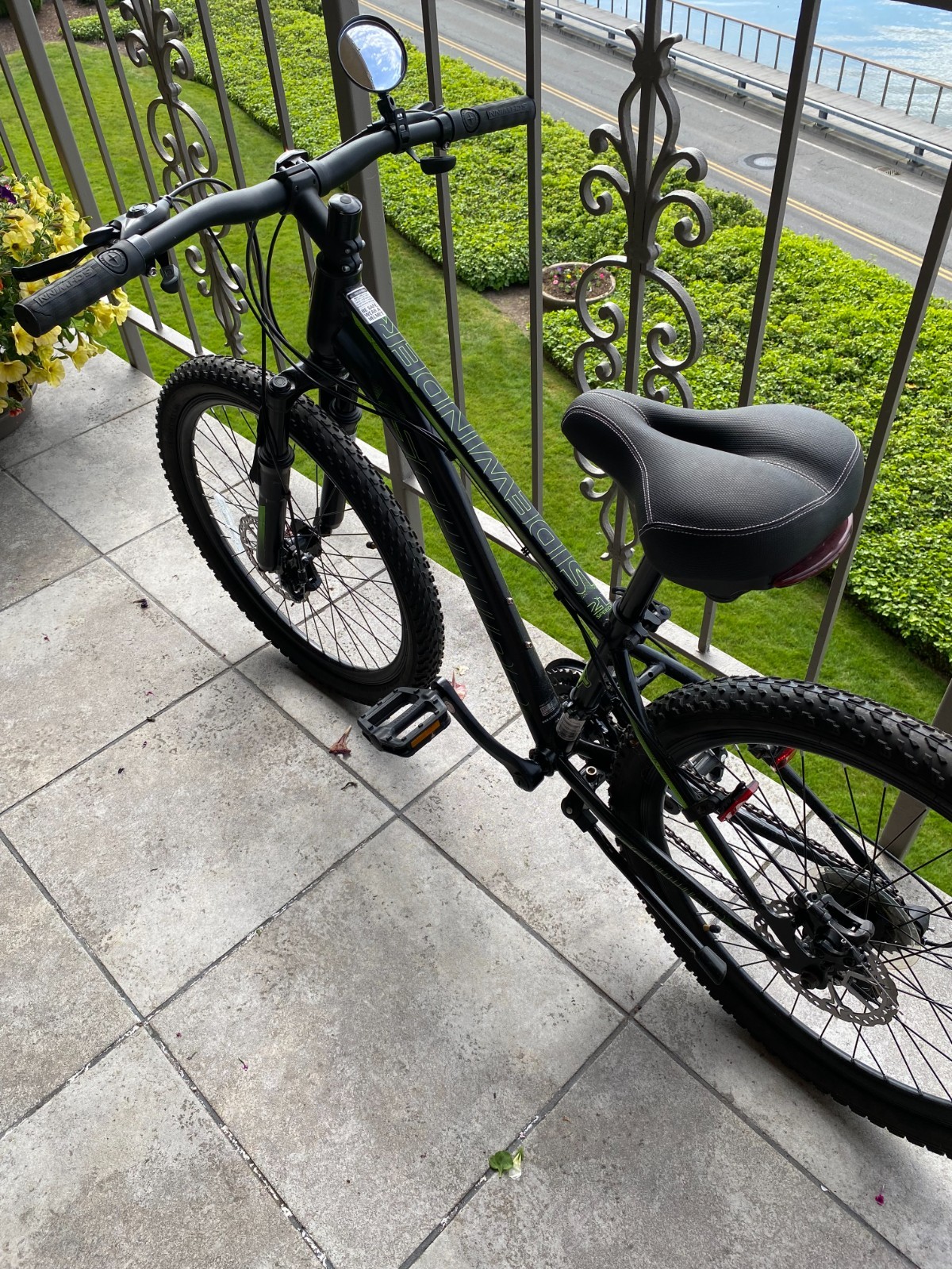 (Used) schwinn Moutain bicycle Men's 2 years old, Women's New (400.00 USD) (Used) schwinn Moutain bicycle Men's 2 years old, Women's New (400.00 USD)