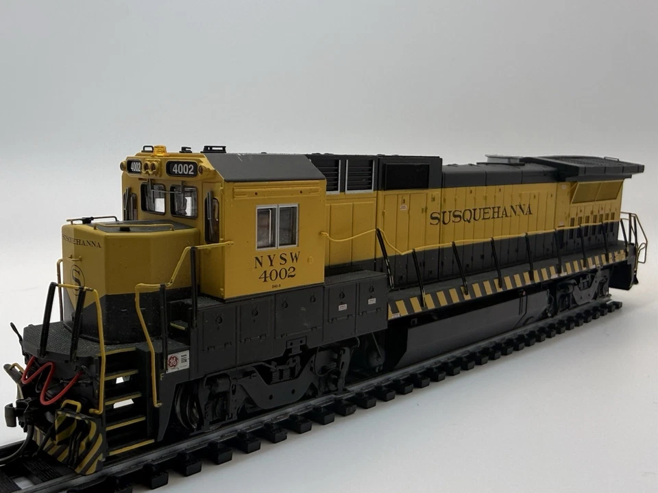 Atlas HO Scale Susquehanna SD60, NYSW 4002 (No Box) - Image 2 of 4