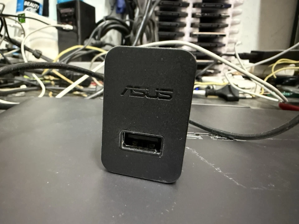 Asus T100HA-FU029T 10.1" Laptop Intel Atom X5-Z8500 4GB 64GB eMMC, Windows 10 - Immagine 2 di 4