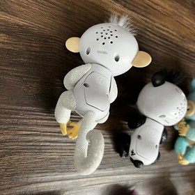 READ Fingerlings  Lot of 8 Monkey, Glitter Panda, Untamed Raptor