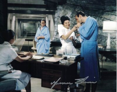 YVONNE SHIMA - Schwester Lily In Dr No James Bond - handsigniertes 10 x 8 Foto