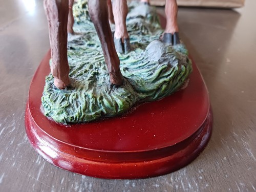 Estatuilla de resina pintada a mano de cierva y cervatillo de pie sobre hierba sin marca - Imagen 13 de 16