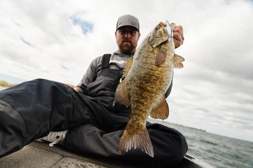 Señuelo de pesca Booyah Flash Point Jerkbait con hoja personalizada y retorno de sonar Foto 3 de 4