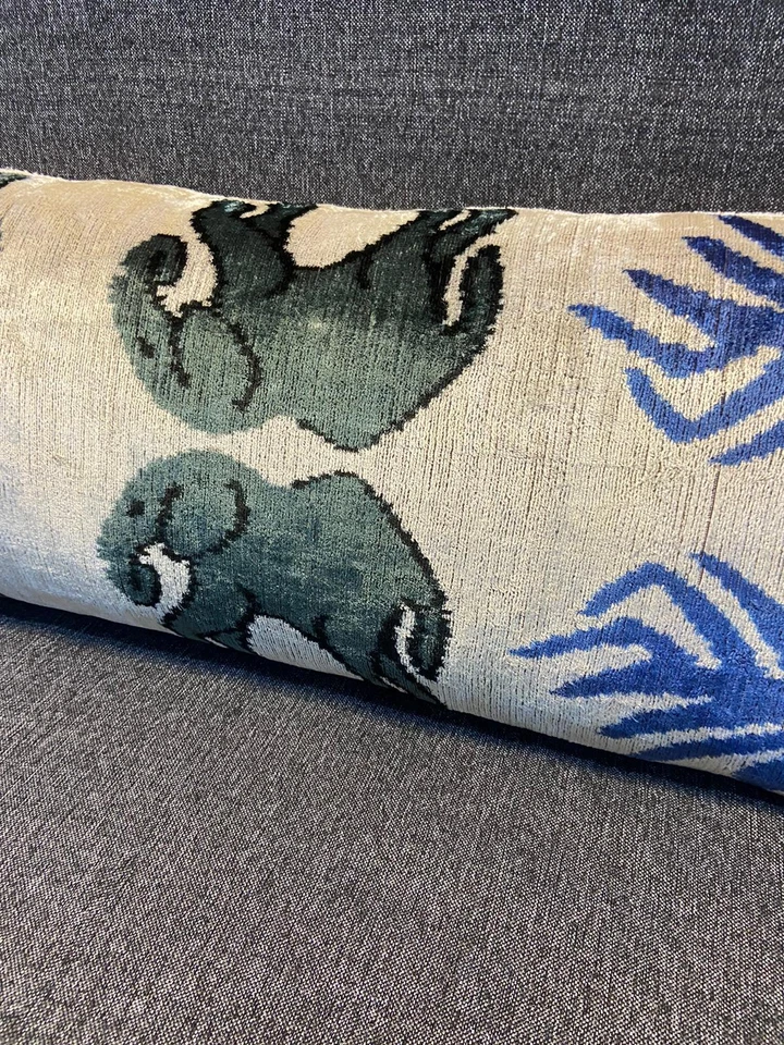 Almohada elefante Ikat, funda de cojín lumbar de seda, almohadas de terciopelo animal, 16X36 Foto 4 de 4