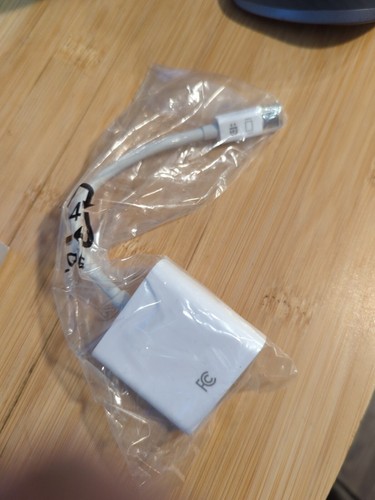 Best Buy essentials- Mini DisplayPort-to-VGA Adapter - White - Picture 4 of 10