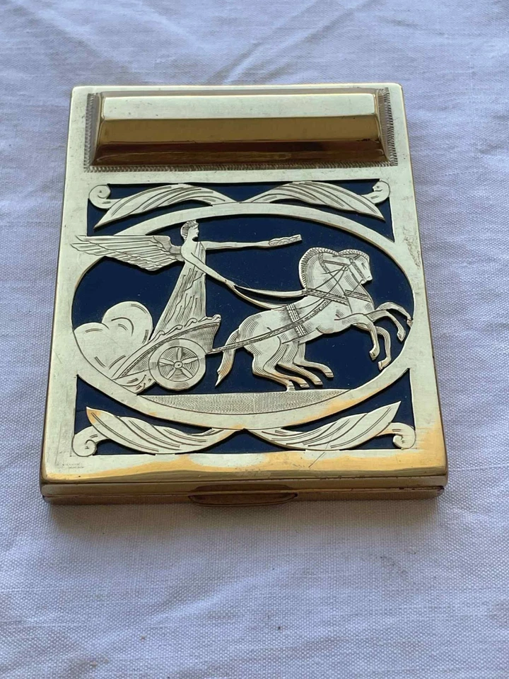 ANCIEN POUDRIER ET ROUGE A LEVRE EN MÉTAL DORÉ ART DECO CHAR ET CHEVAUX - Photo 1/4