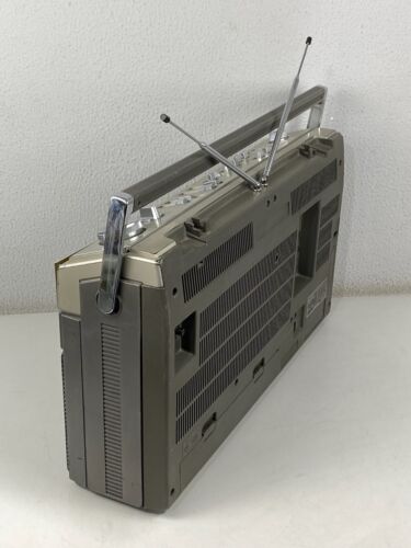 Vintage Hitachi TRK-8190 Boombox Radio Cassette Ghettoblaster - Picture 12 of 17