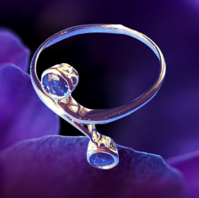 I Attractive Art Nouveau Ring I Genuine 333 Gold +2 Genuine Blue Sapphires I