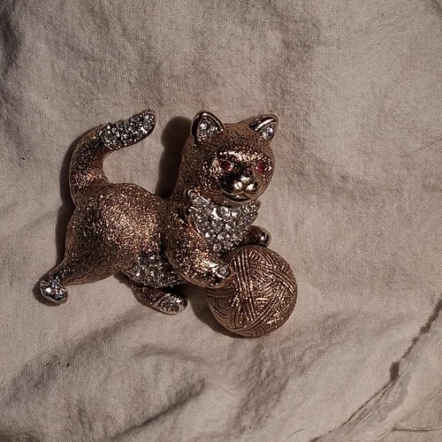 Vintage ATTWOOD & SAWYER gold brooch kitten costume jewelry old yarn A&S pin