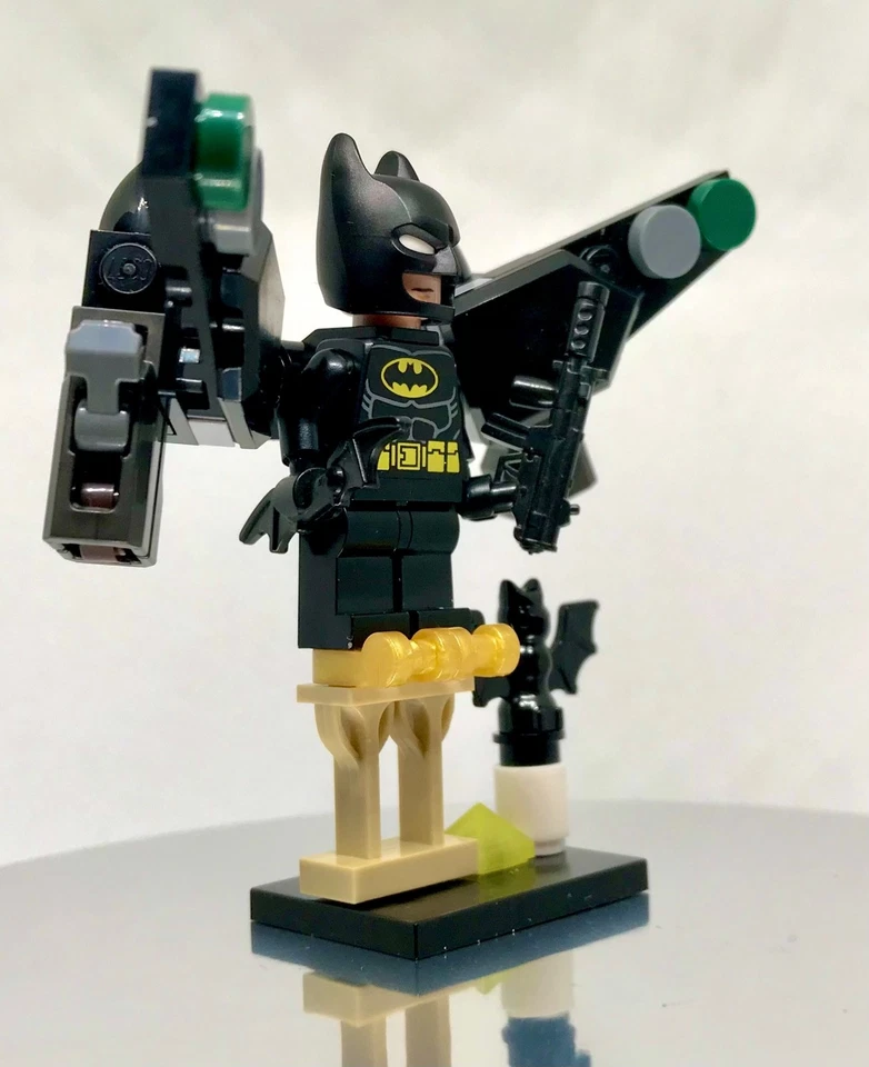BATMAN LEGO © DC COMICS MINIWORLD THE GIFT 🎁 WEAPONS & PEDESTAL INCLUDE 113B - Image 2 of 4