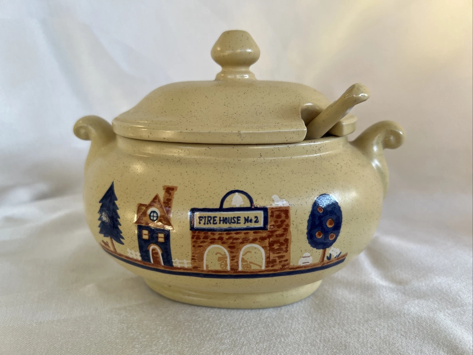 Gravy/Sauce Server with Lid and Ladle The Shape of a Mini Tureen