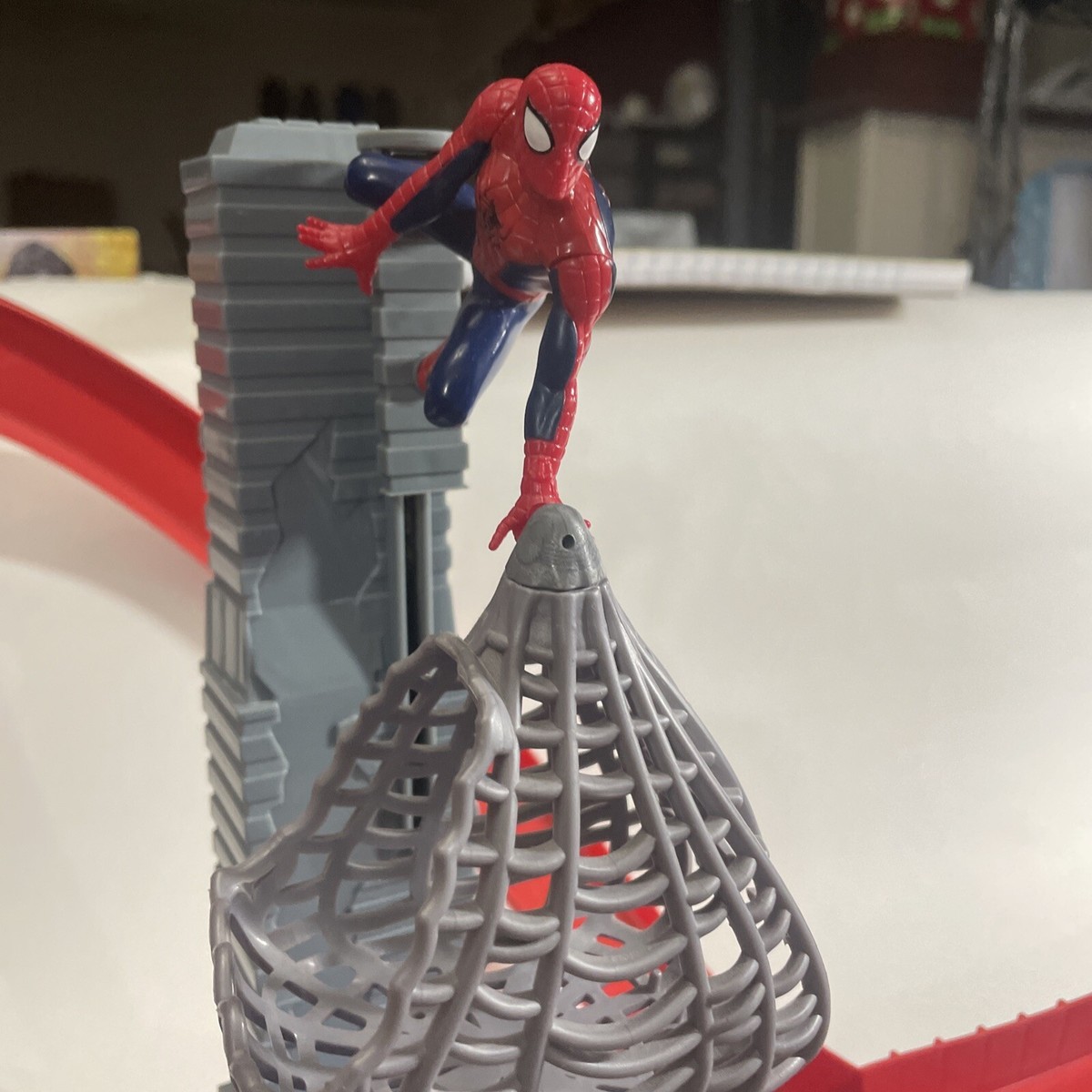 ホットウィール レーサーバース マーベル トラックセット スパイダーマン Amazon.com: Hot Wheels Toy Car Track Set, RacerVerse Spider