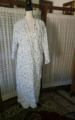Eileen West 100% Cotton Robe Embroidered Leaves SZ S/M White Black Silver No Tie