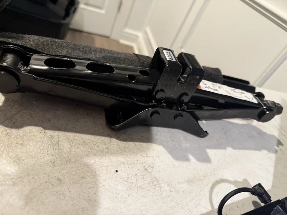 Kit de herramientas de gato de neumático de repuesto de emergencia Ford Fusion 2006 2007 2008 2009 2010 11 2012 Foto 3 de 4