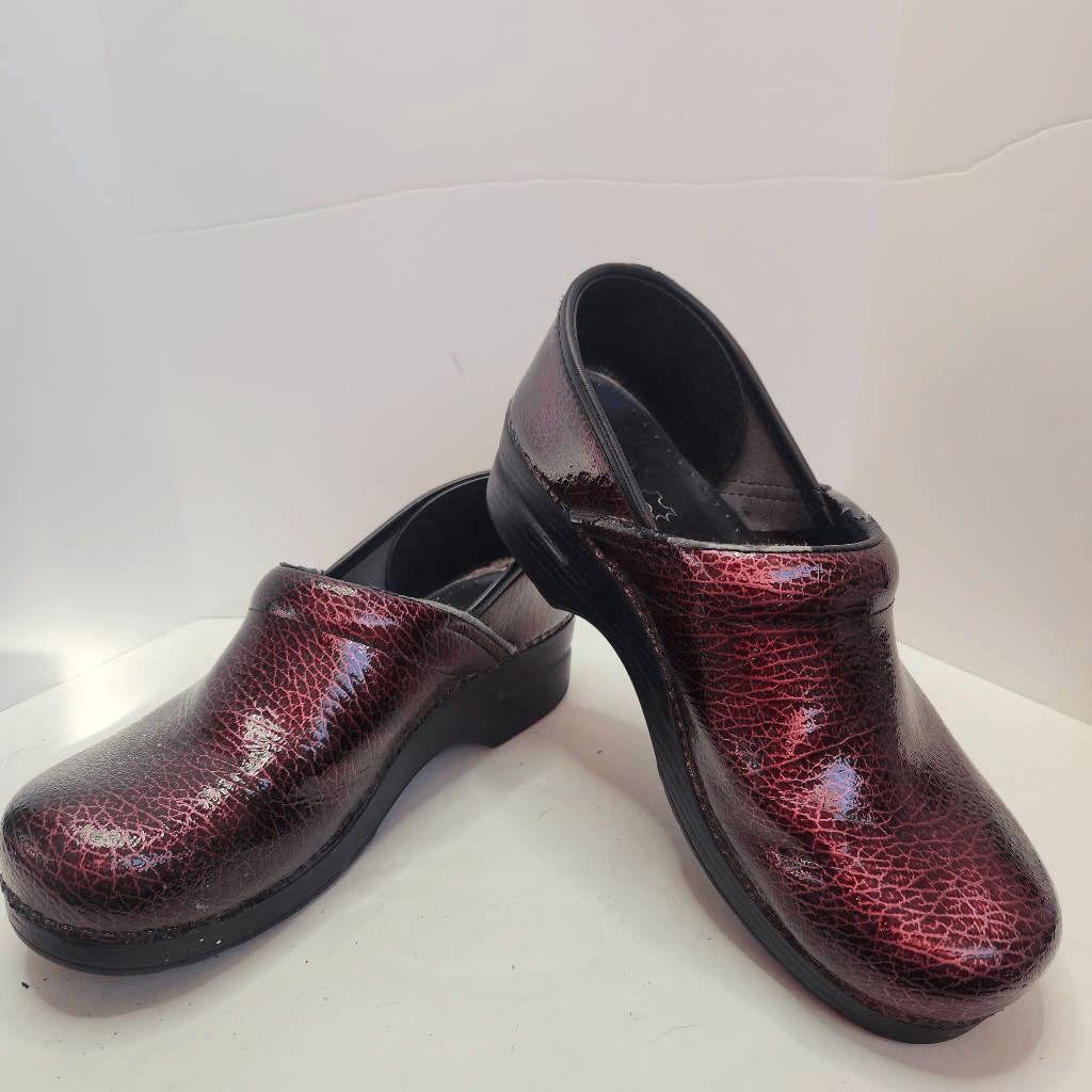 Dansko Womens Dark Red Crackle Design Professional Clog Comfort