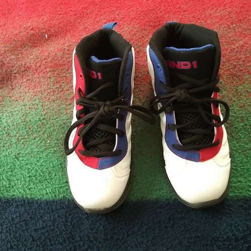 youth size 2 basketball shoes