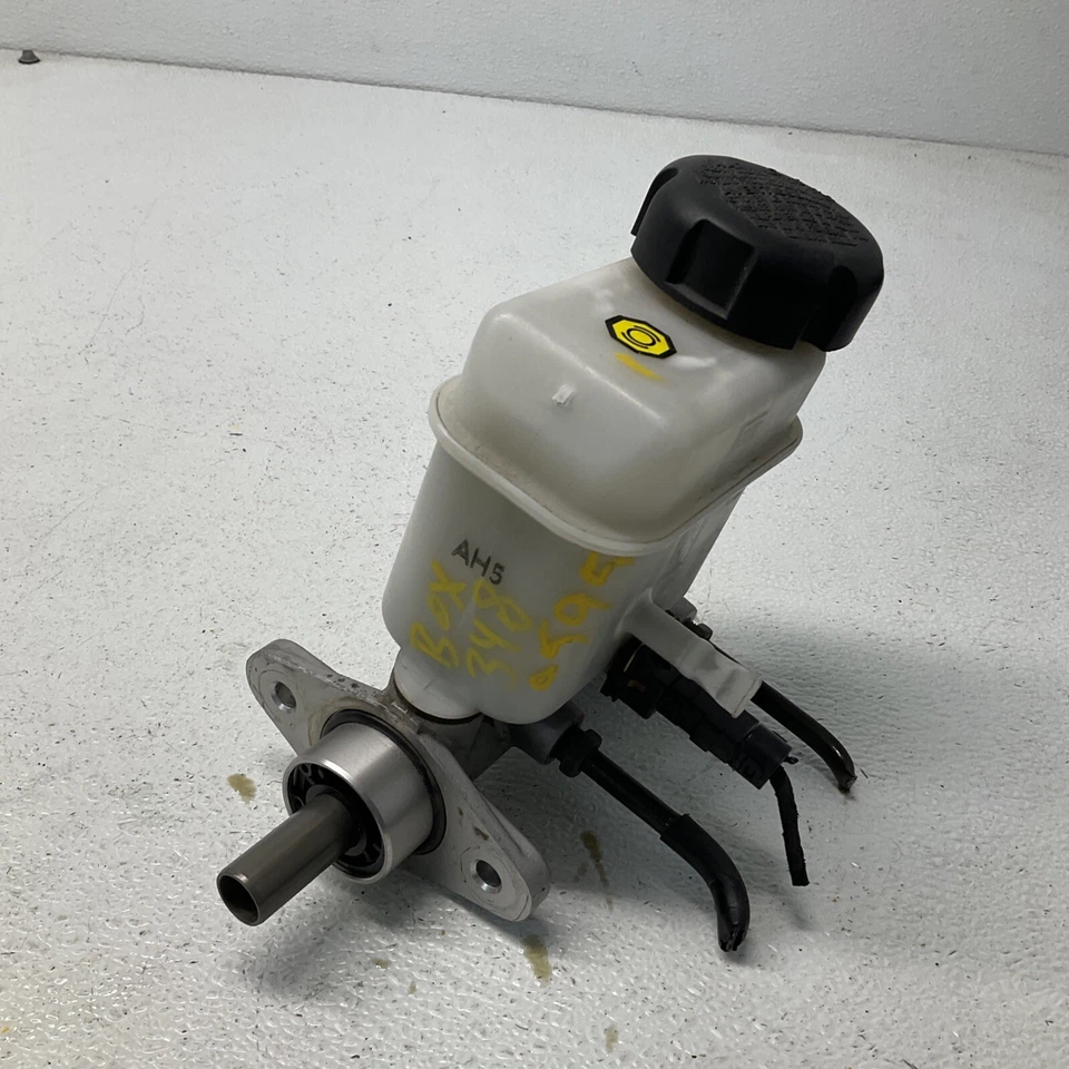 Hyundai Sonata 2016 cilindro maestro de frenos Dorman 15877TR  Foto 4 de 4